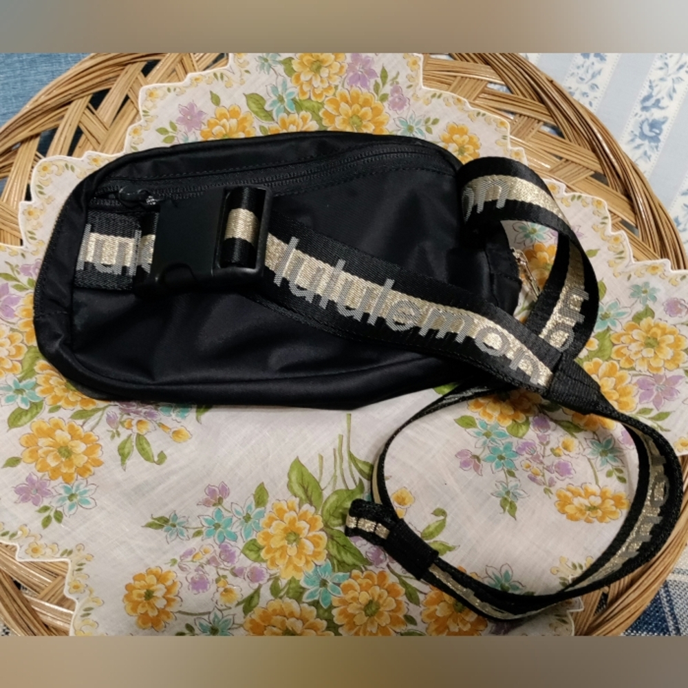 Lululemon Everywhere Belt Bag ✨️(Limited Edition) - Picture 2 of 6
